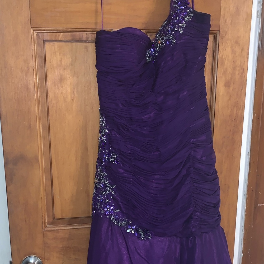 LA Merchandises size US 8 dark purple gown.